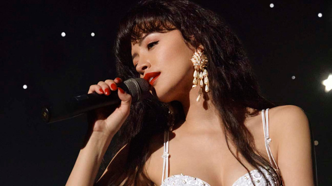 SELENA THE SERIES (L to R) CHRISTIAN SERRATOS as SELENA QUINTANILLA in Trailer of SELENA THE SERIES Cr. Michael Lavine/NETFLIX © 2020