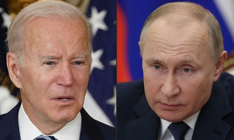 (COMBO) This combination of pictures created on December 06, 2021 shows US President Joe Biden during a signing ceremony at the White House in Washington, DC on November 18, 2021 and Russian President Vladimir Putin in a congress of the United Russia party in Moscow, on December 4, 2021. - US President Joe Biden and his Russian counterpart Vladimir Putin will hold a video call on December 8, 2021 to deal with military tensions over Ukraine. (Photo by MANDEL NGAN and Mikhail Metzel / various sources / AFP)